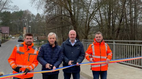 (von links) Hajo Schütt (Sachgebietsleiter Tiefbau), Henry Tesch, Torsten Fritz und der Kreisstraßenmeister Karsten Topfstedt bei der Eröffnung der Brücke