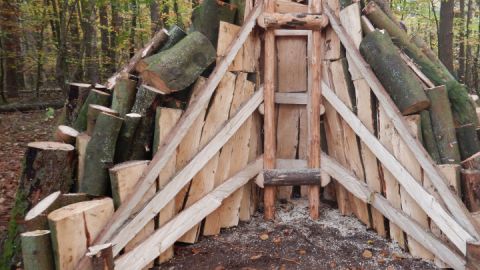 Nachbau eines Kohlenmeilers im Serrahner Wald.