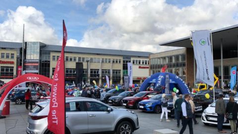 Automarkt und Kinderkram
