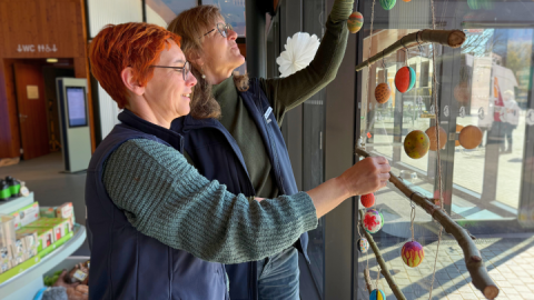 Die ersten farbenfrohen Eier sind bereits zu sehen und finden als erste in der Ostereier-Ausstellung einen Platz im Foyer