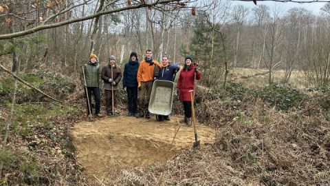 FÖJler bessern Grabenverschlüsse an einem Moor aus