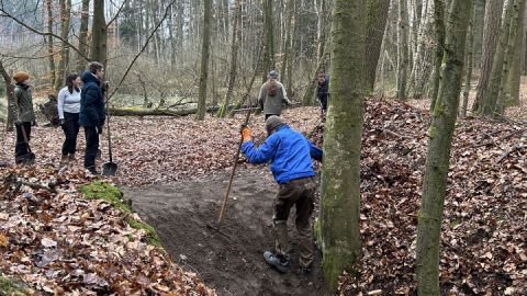 FÖJler bessern Grabenverschlüsse an einem Moor aus