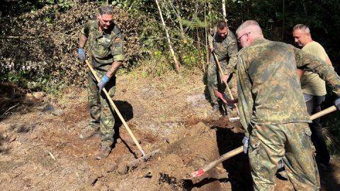 Die Soldaten im Einsatz bei bestem Wetter.