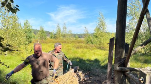 Die Soldaten im Einsatz bei bestem Wetter.