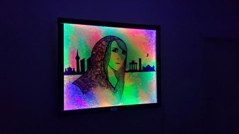 Neonfarbene Bilder beleuchtet mit Schwarzlicht und Lichtinstallation