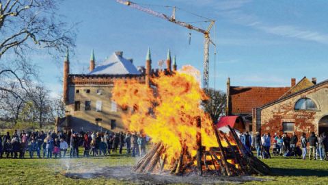 Osterfeuer auf Schlossgut Broock