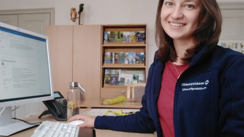 Umweltpraktikantin Svenja Hartmann an ihrem Schreibtisch in Hohenzieritz
