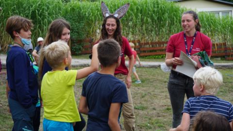 Umweltpraktikantinnen Emily und Viktoria beim Fledermausspiel