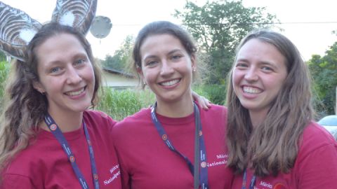 Tatkräftige Unterstützung bei Vorbereitung und Durchführung der Fledermausnacht kam von den drei Umweltpraktikantinnen Emily, Alicia und Viktoria