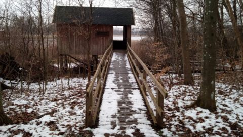 Der Bohlenweg des Beobachtungspunktes am Federower Hofsee wird derzeit erneuert.