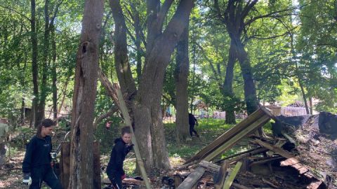 Beräumung des Seegrundstücks - Mit vereinten Kräften wird das Waldgrundstück von Schrott befreit.