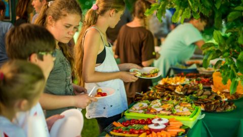 Stärkung am vielfältigen Buffet