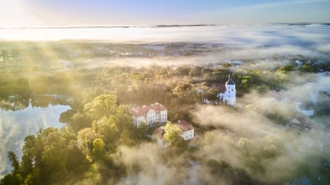 Schloss Mirow bei Sonnenaufgang im Nebel