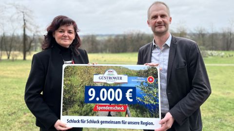 Axel Schümann übergibt den Scheck an Dany Poganatz vom Nationalparkamt Müritz