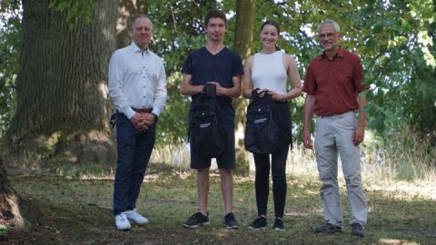 Filialdirektor Knut Heineken mit den Umweltpraktikanten Oscar Bank und Svenja Hartmann (Regina Gruber nicht auf dem Bild) und Ulrich Meßner, Leiter des Nationalparkamts (v.l.n.r.) bei der Rucksackübergabe