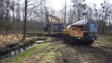 Aufgrund der abgelegenen Baustellen mitten im Wald und der Bodenverhältnisse kam besondere Technik für den Materialtransport zum Einsatz.