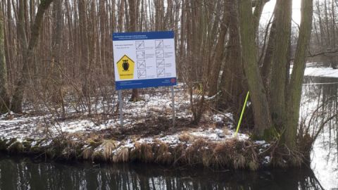 Neue Schilder am Junkerkanal weisen eindeutig auf die Regeln hin.