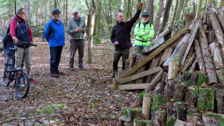 So wurde einst Buchenholz zu Holzkohle verarbeitet: Schau-Kohlenmeiler bei Waldsee